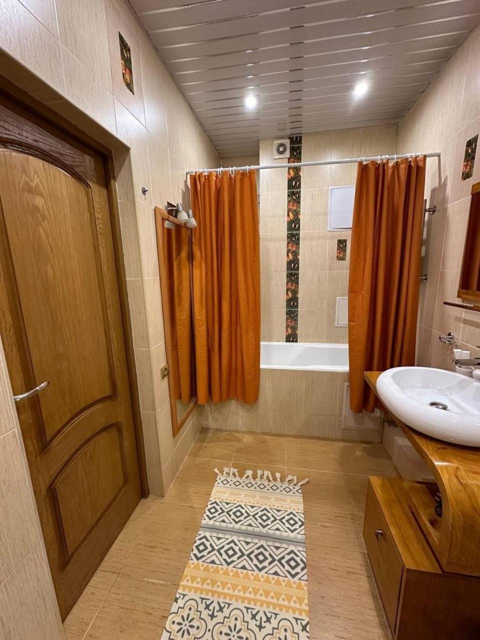 5 минут до метро! Apartment Almaty